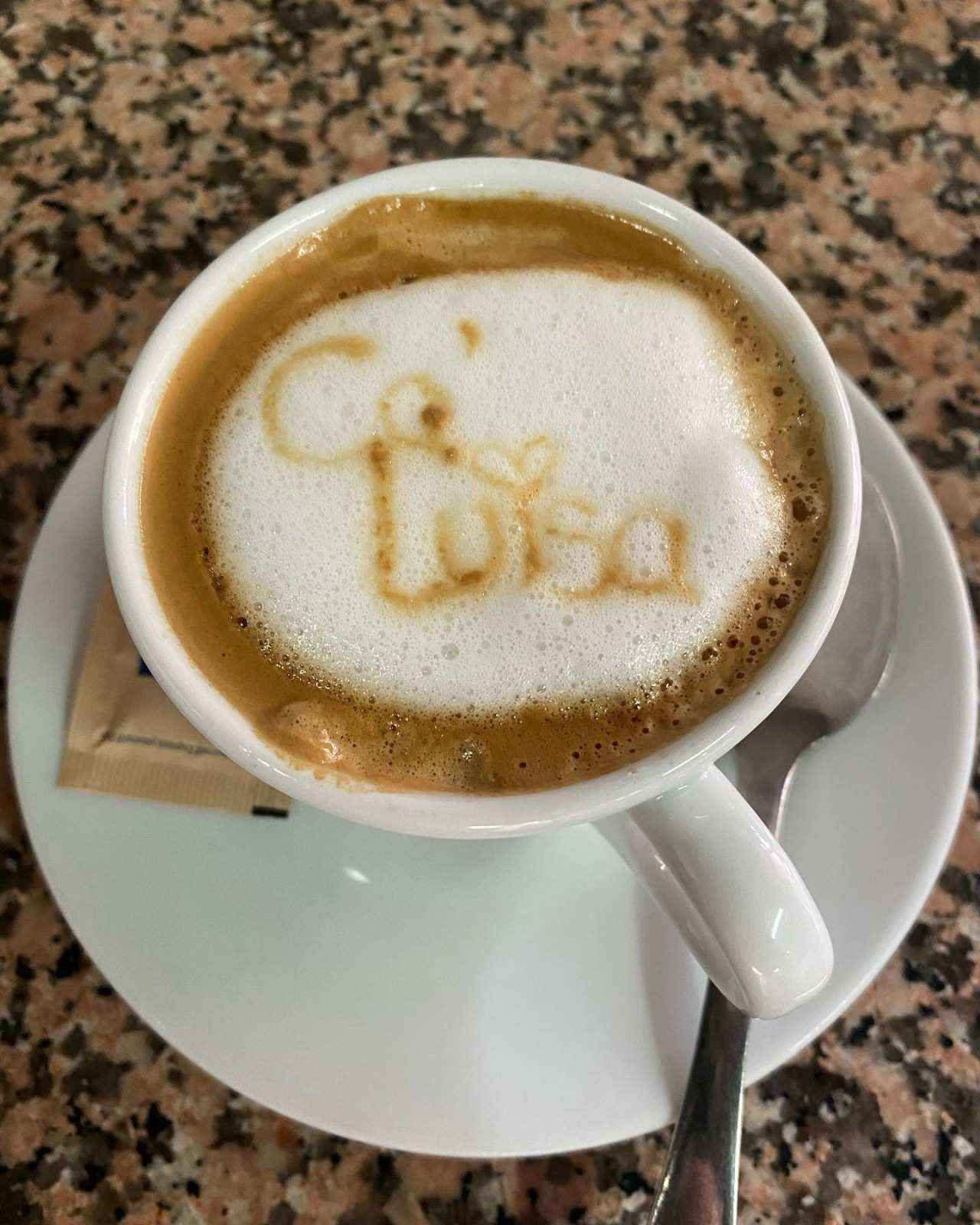 Un capuchino espumoso en una taza 