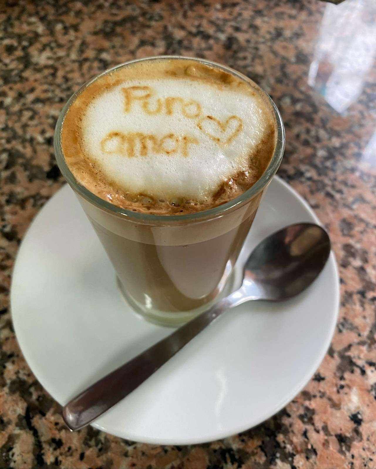 Café con leche decorado con espuma y la frase 