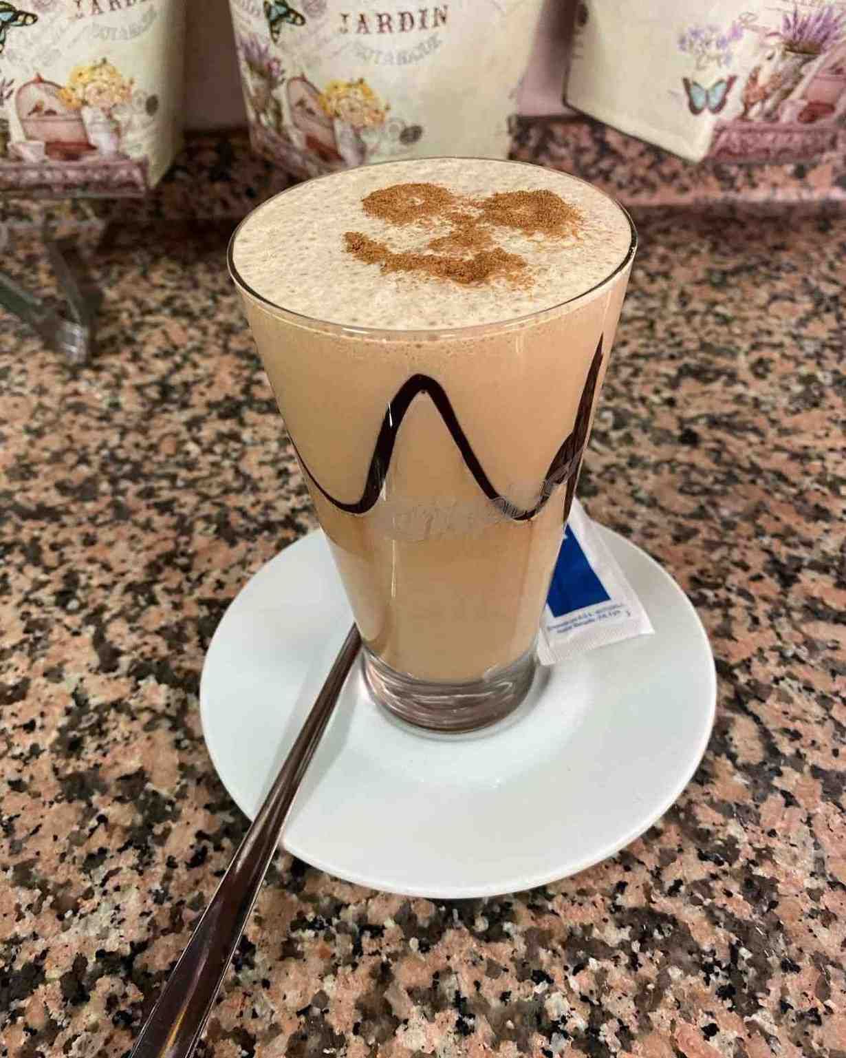 Un café con leche helado en un vaso 