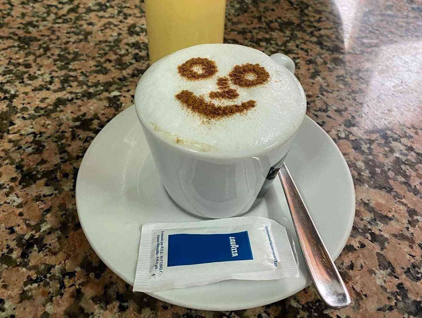 Café espumoso en una taza blanca 