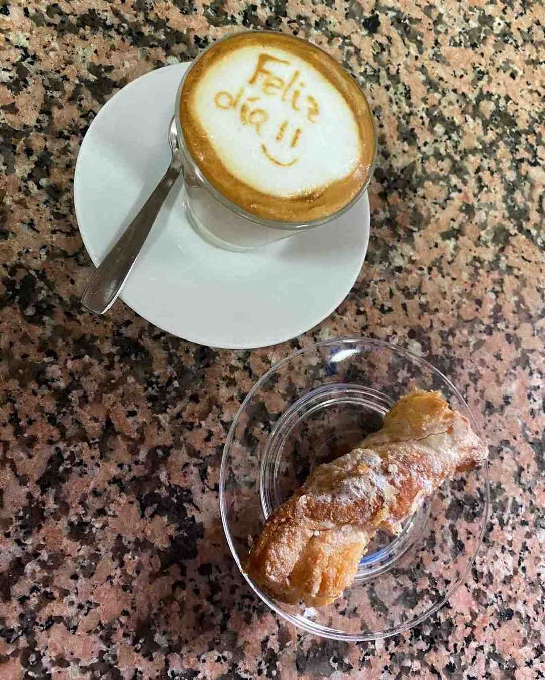 Taza de café con decoración de espuma 