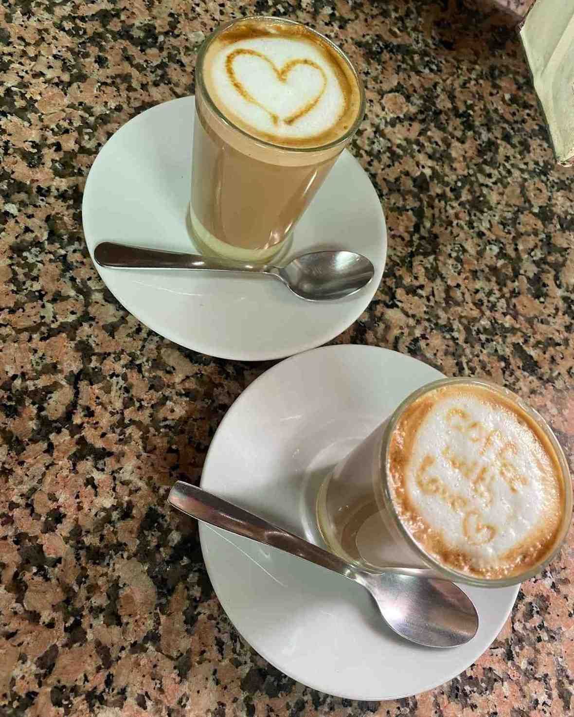 Dos lattes con espuma decorada 