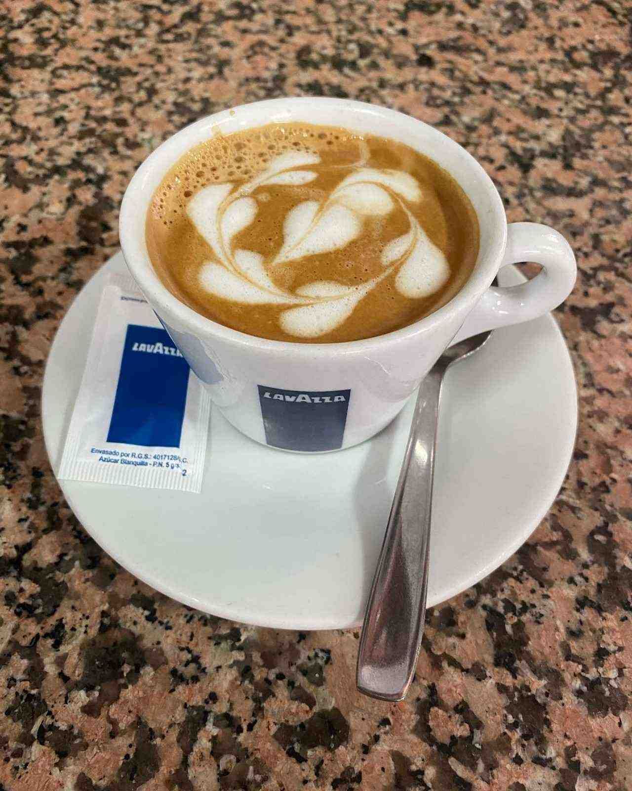 Una taza de café con un dibujo de latte 