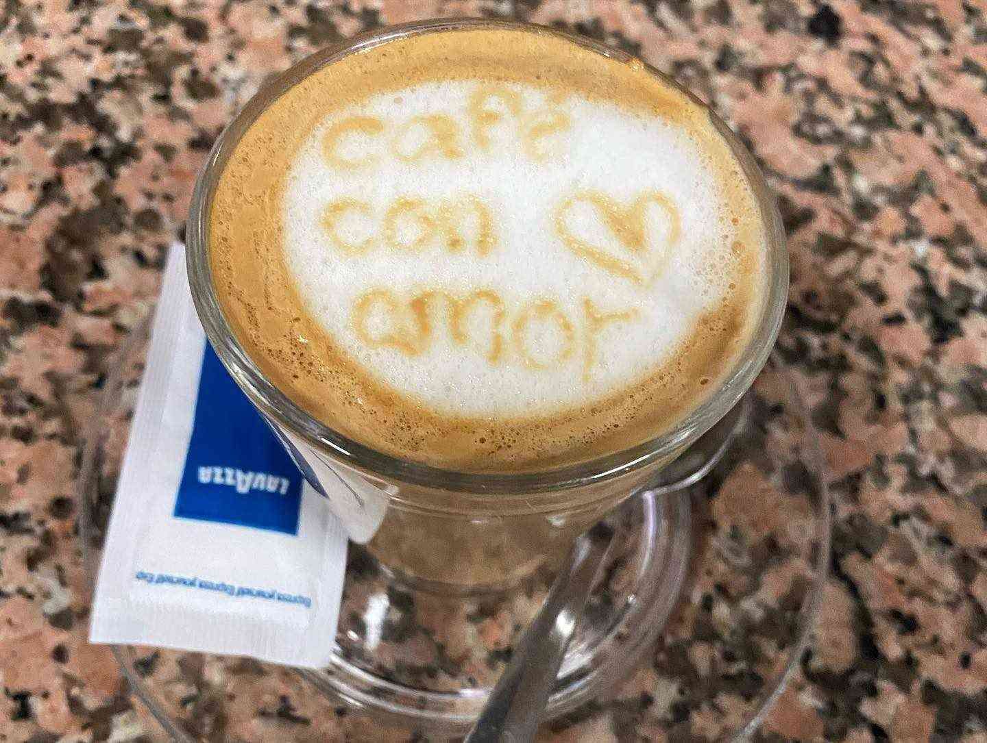 Taza de cristal con un capuchino 