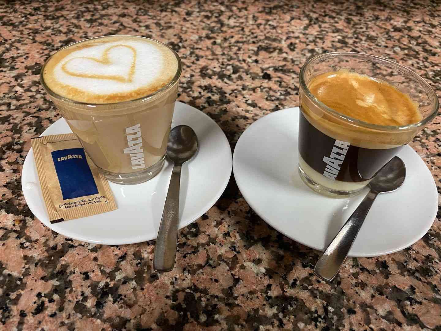 Dos bebidas de café en platillos 