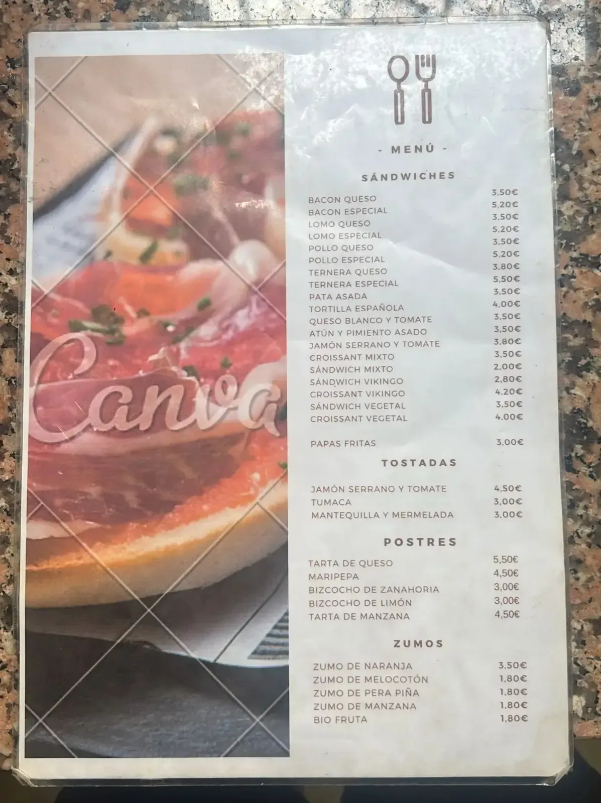 Menú de la cafetería con una foto de pizza a la izquierda y una lista blanca de artículos y precios a la derecha.