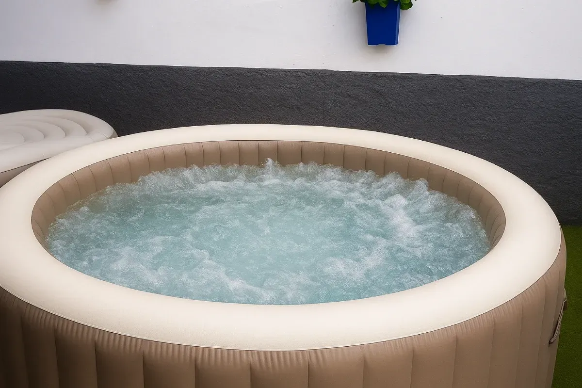 Jacuzzi inflable con agua burbujeante, color beige y marrón, para exterior.