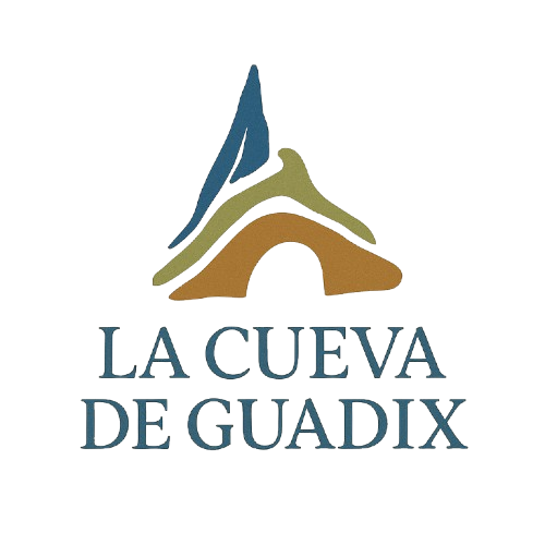 Logotipo de La Cueva de Guadix. Montaña abstracta en azul oscuro, dorado y marrón. Texto "La Cueva de Guadix" debajo.