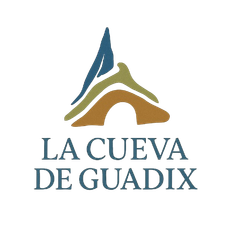 Logotipo de La Cueva de Guadix. Montaña abstracta en azul oscuro, dorado y marrón. Texto "La Cueva de Guadix" debajo.