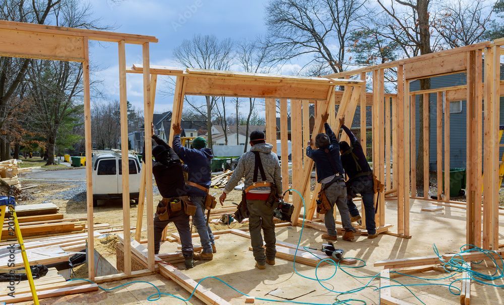 Un groupe d'ouvriers du bâtiment travaille sur une maison en construction.