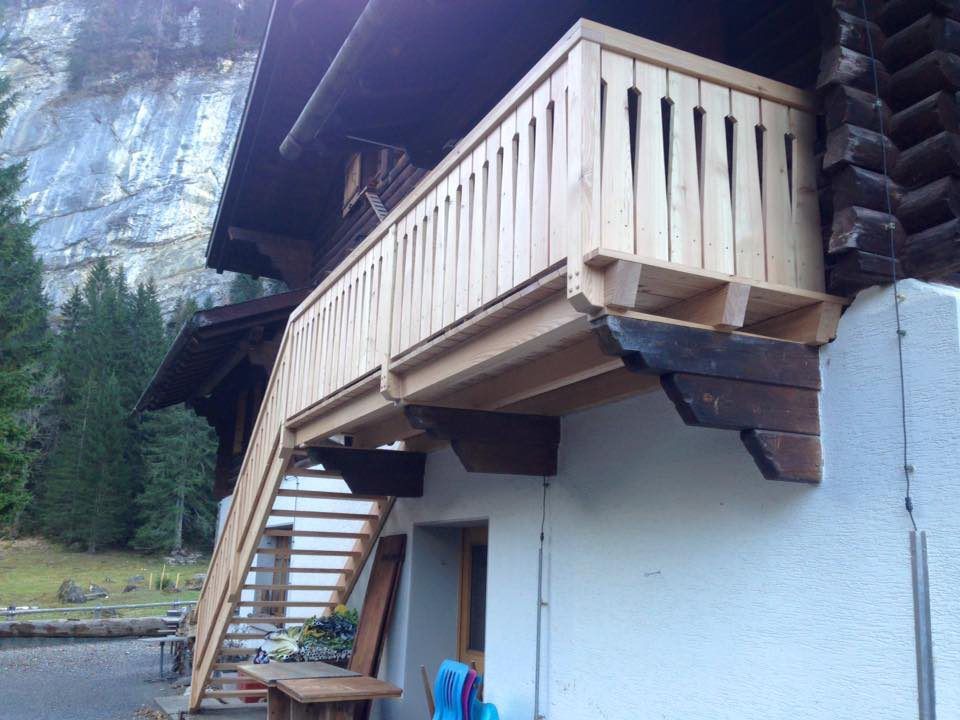 Un balcon en bois est attaché au côté d'un bâtiment