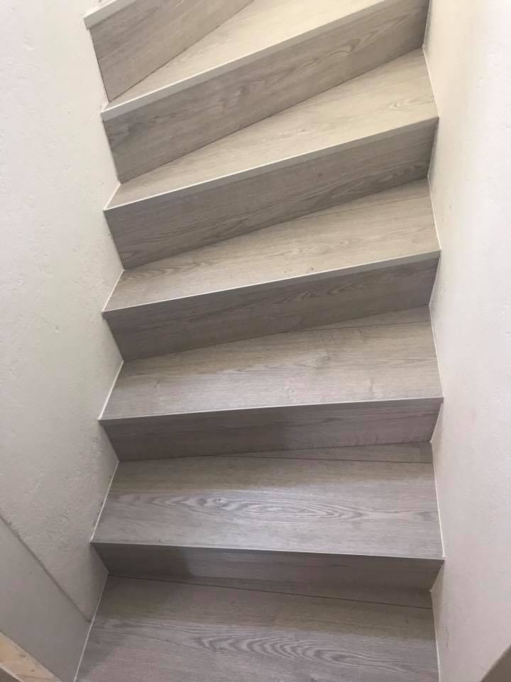 Un ensemble d'escaliers en bois menant à un deuxième étage.