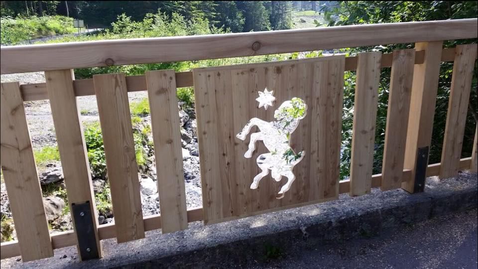 Une clôture en bois avec une image d'un cheval dessus