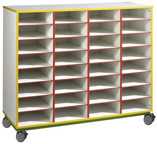 Un meuble à roulettes ouvert