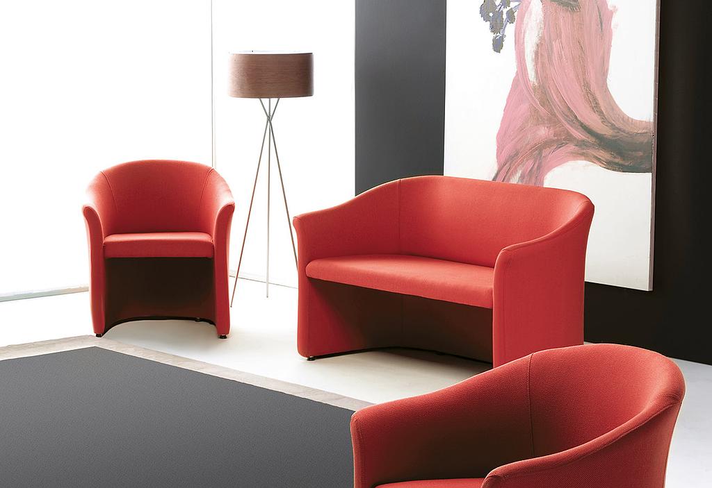 Trois canapés rouge