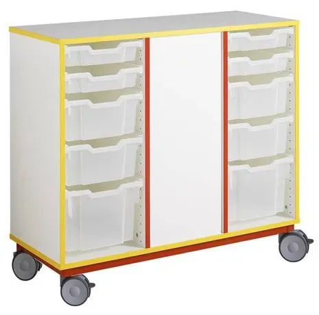 Un meuble à roulettes fermé