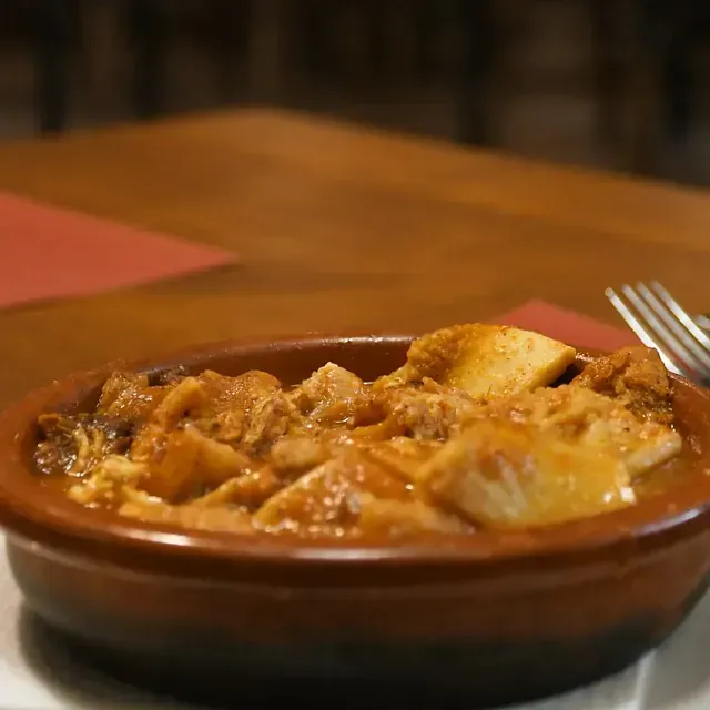 Un tazón de comida con un tenedor sobre una mesa