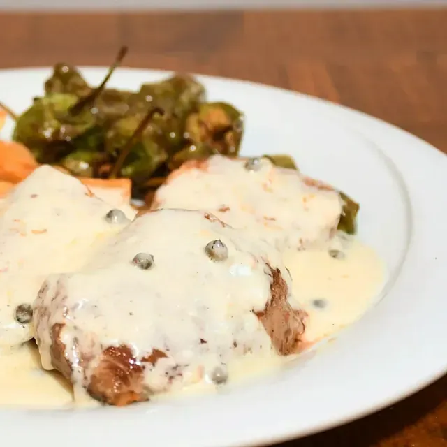 Un primer plano de un plato de comida sobre una mesa.