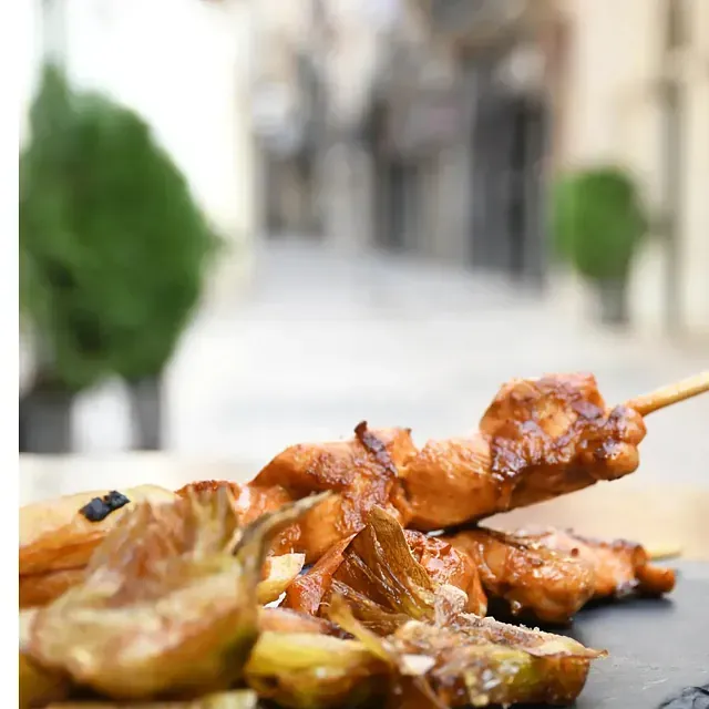 Un primer plano de un plato de comida con un fondo borroso.