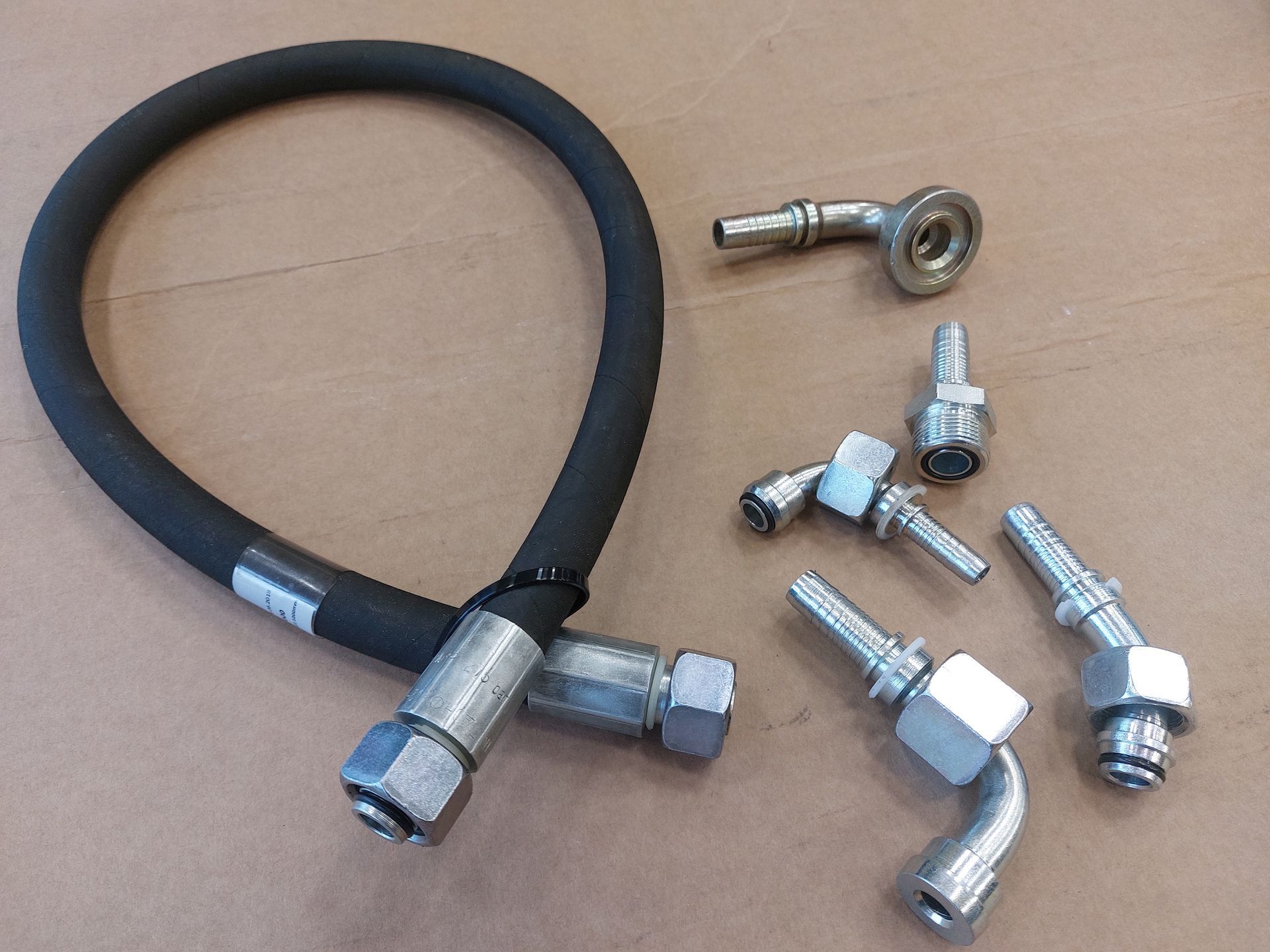 Ein Schlauch mit einer Reihe von Armaturen