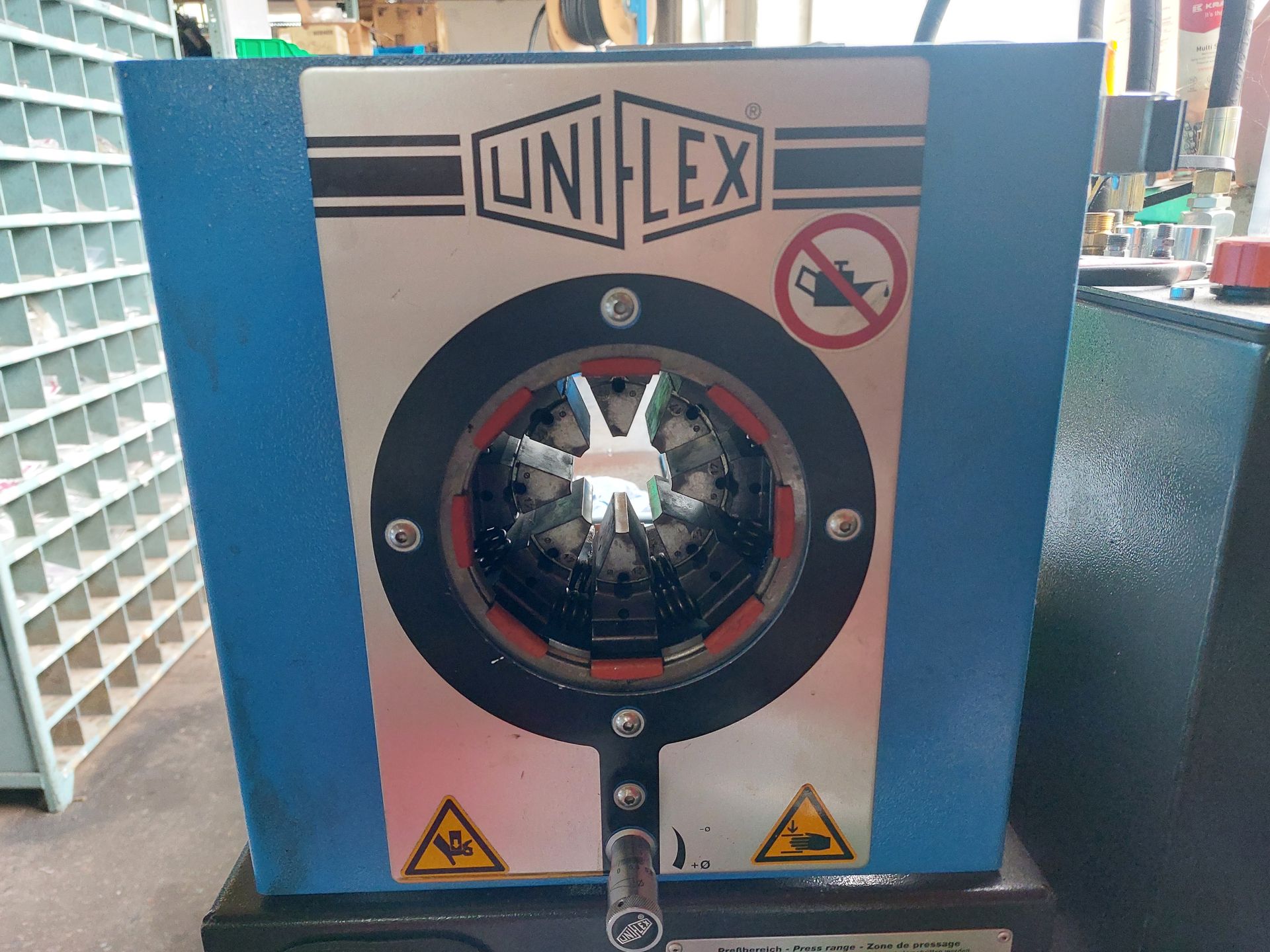 Eine Maschine, auf der das Wort Uniflex steht