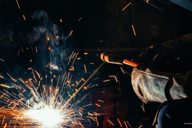 Sprühende Funken bei Stahlarbeiten