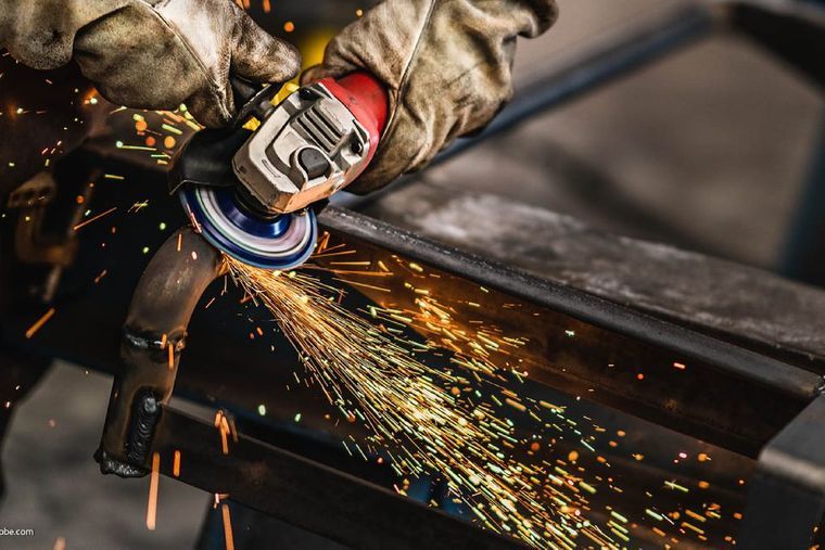 Sprühende Funken bei Stahlarbeiten