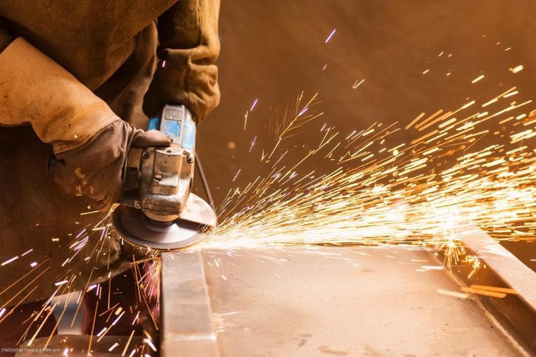 Sprühende Funken bei Stahlarbeiten