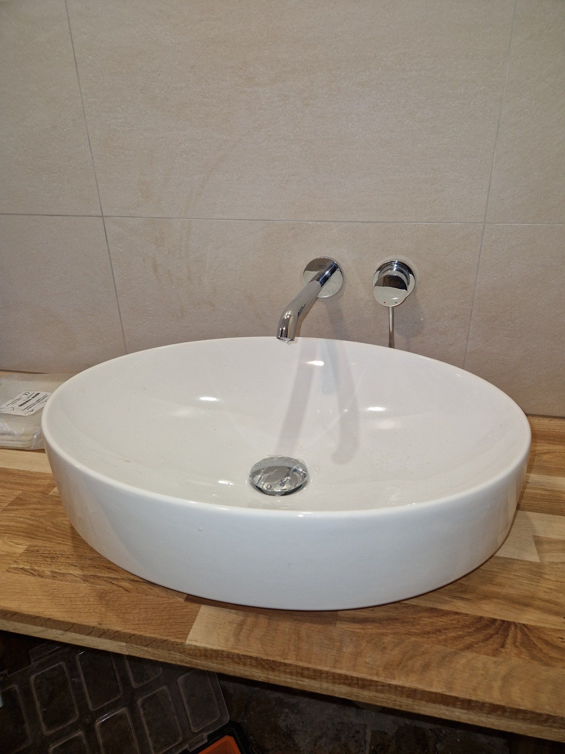 Lavabo rond et blanc sur une planche en bois