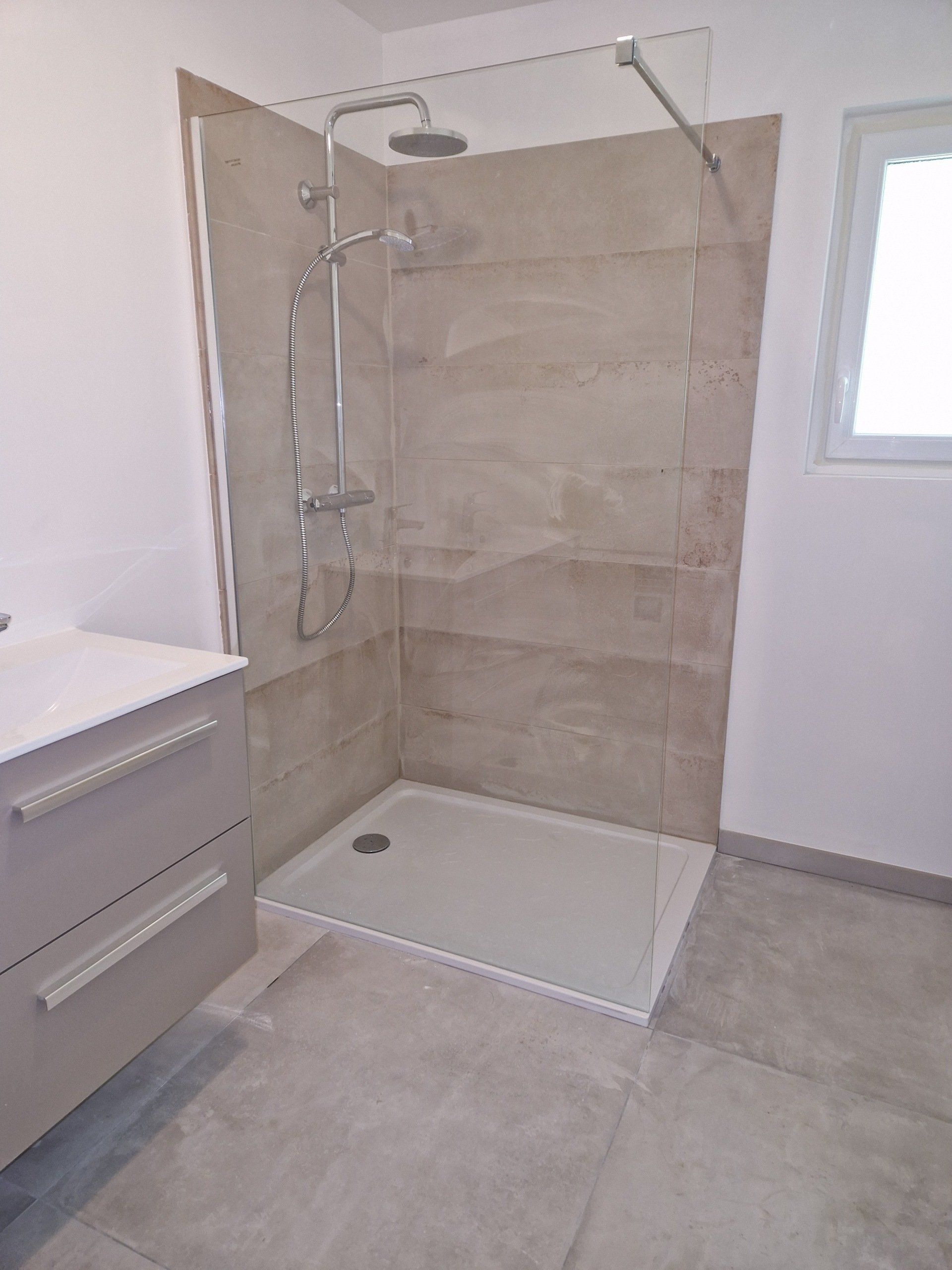 Douche à l'italienne avec un revêtement au mur et au sol