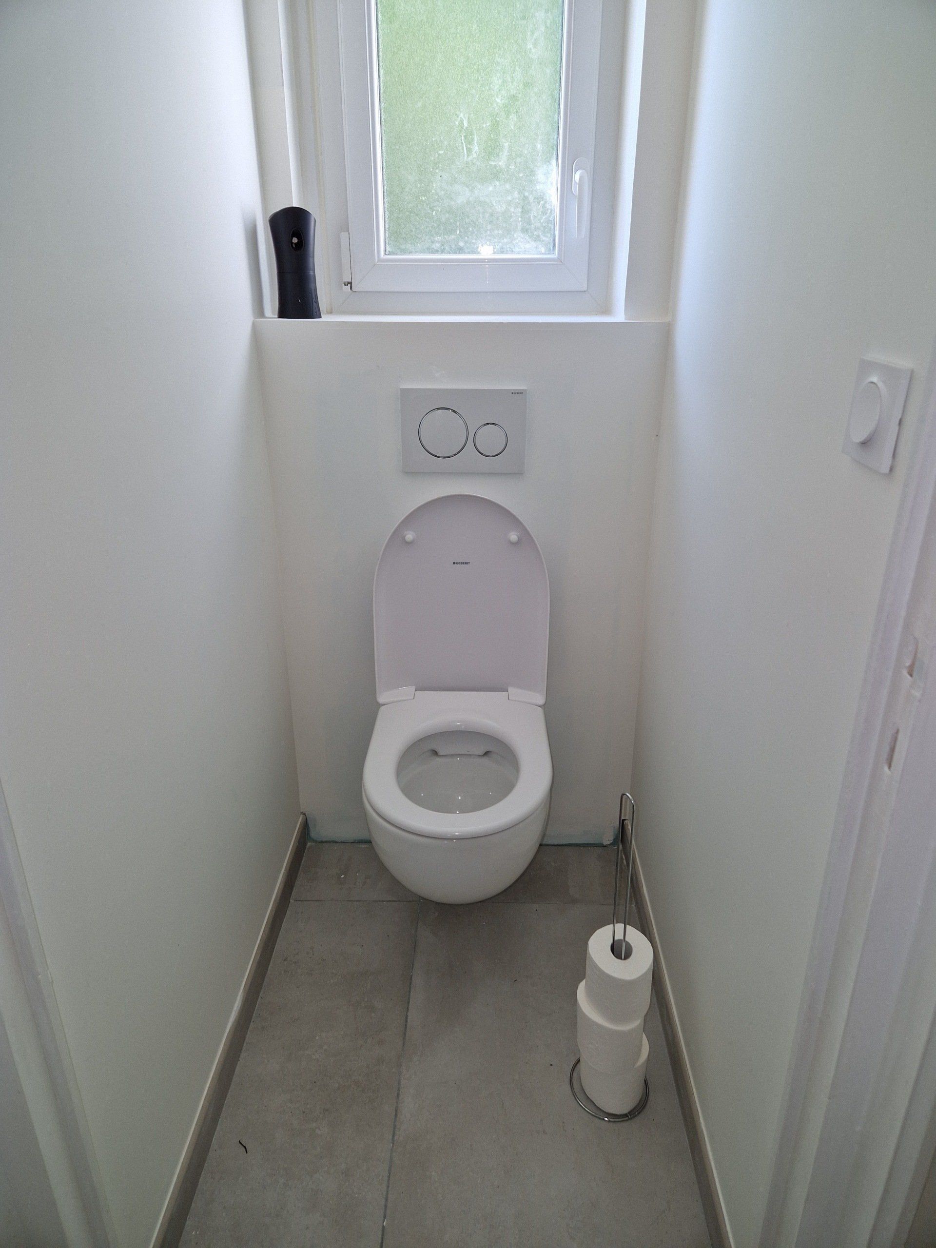 Toilettes avec WC et chasse d'eau