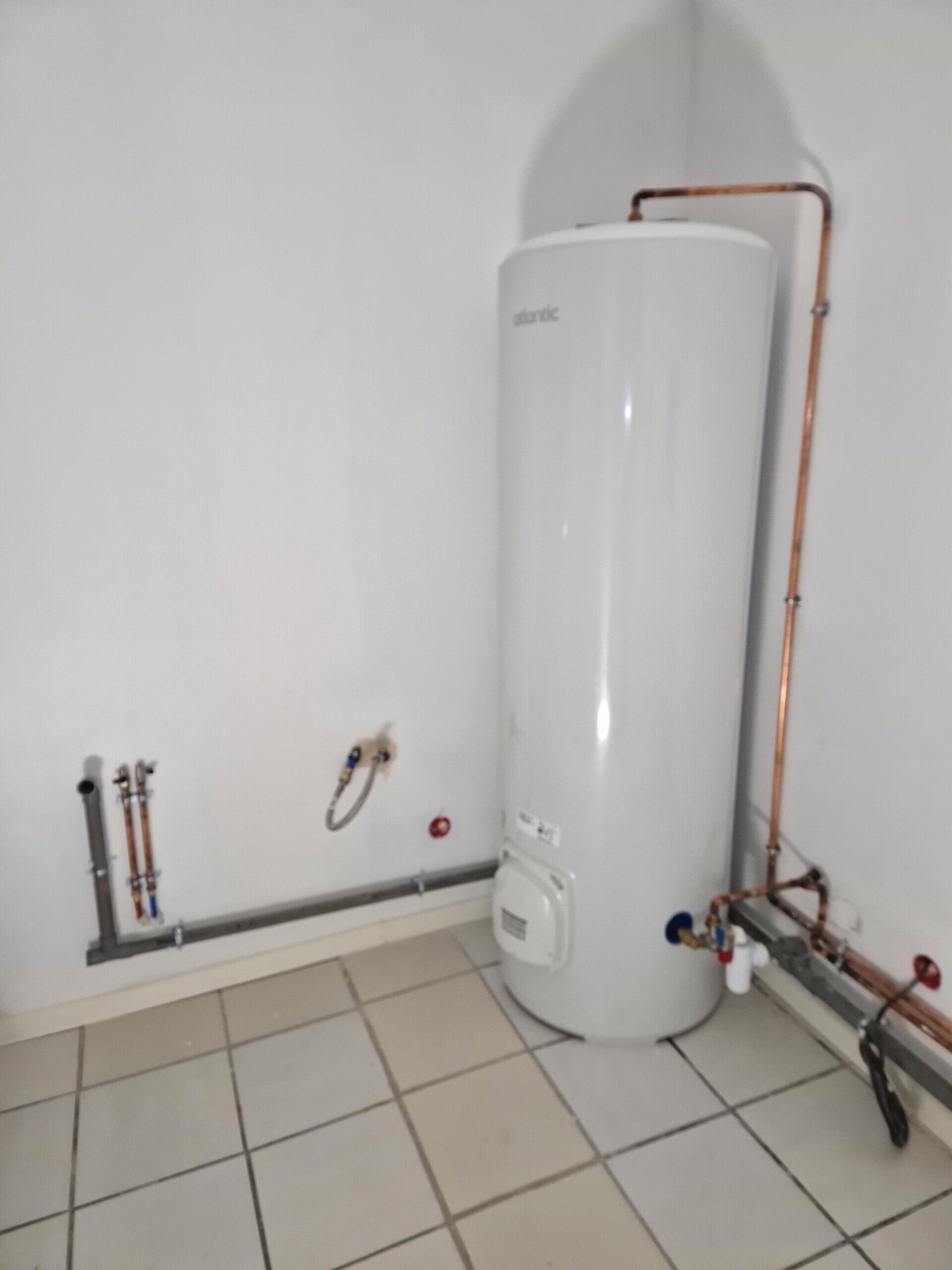 Grande douche à l'italienne rénovée avec vitre pommeau de douche et carreaux blancs