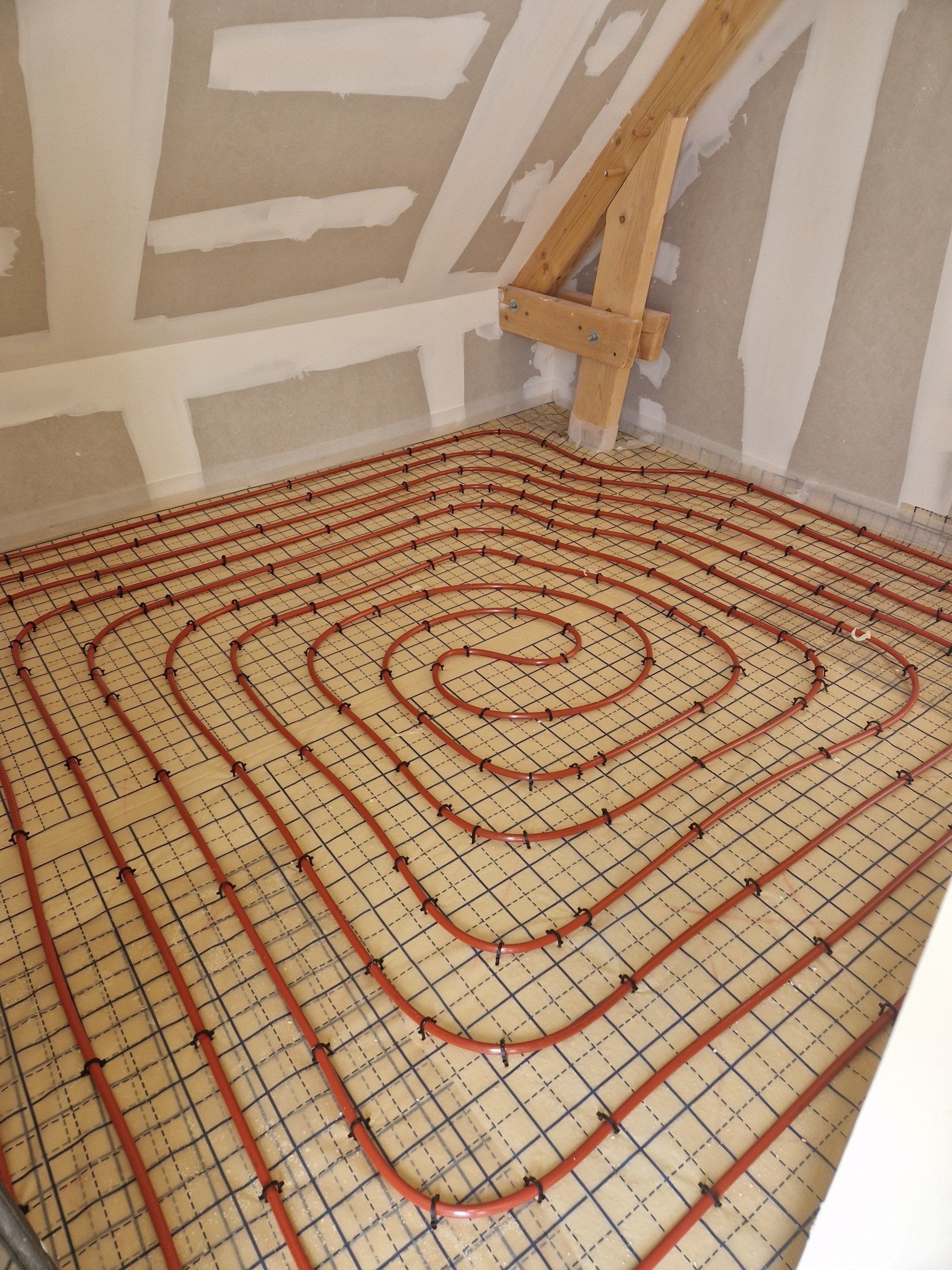 Circuit de chauffage rouge pour un plancher-chauffant