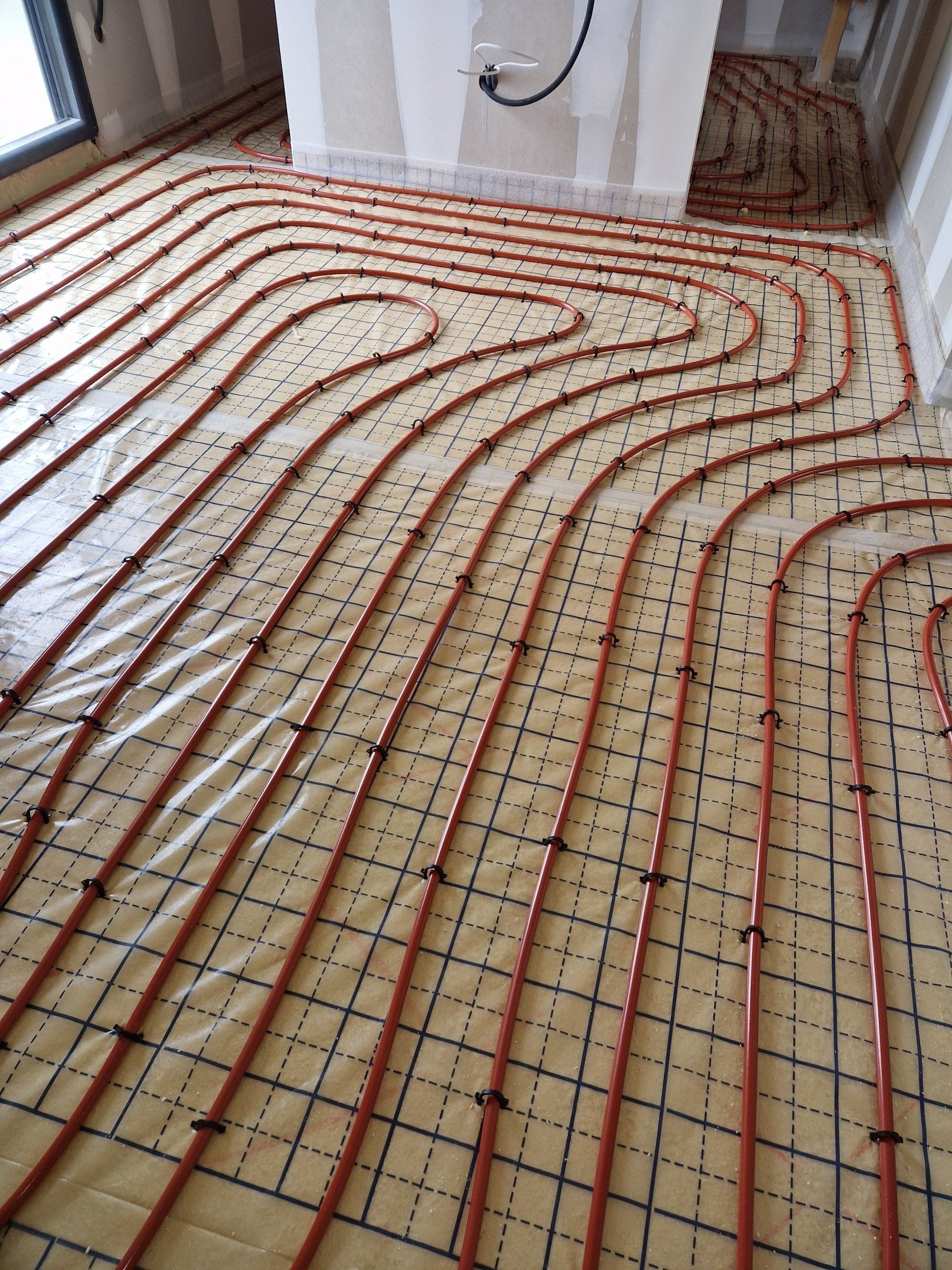 Tuyaux rouges d'un plancher-chauffant