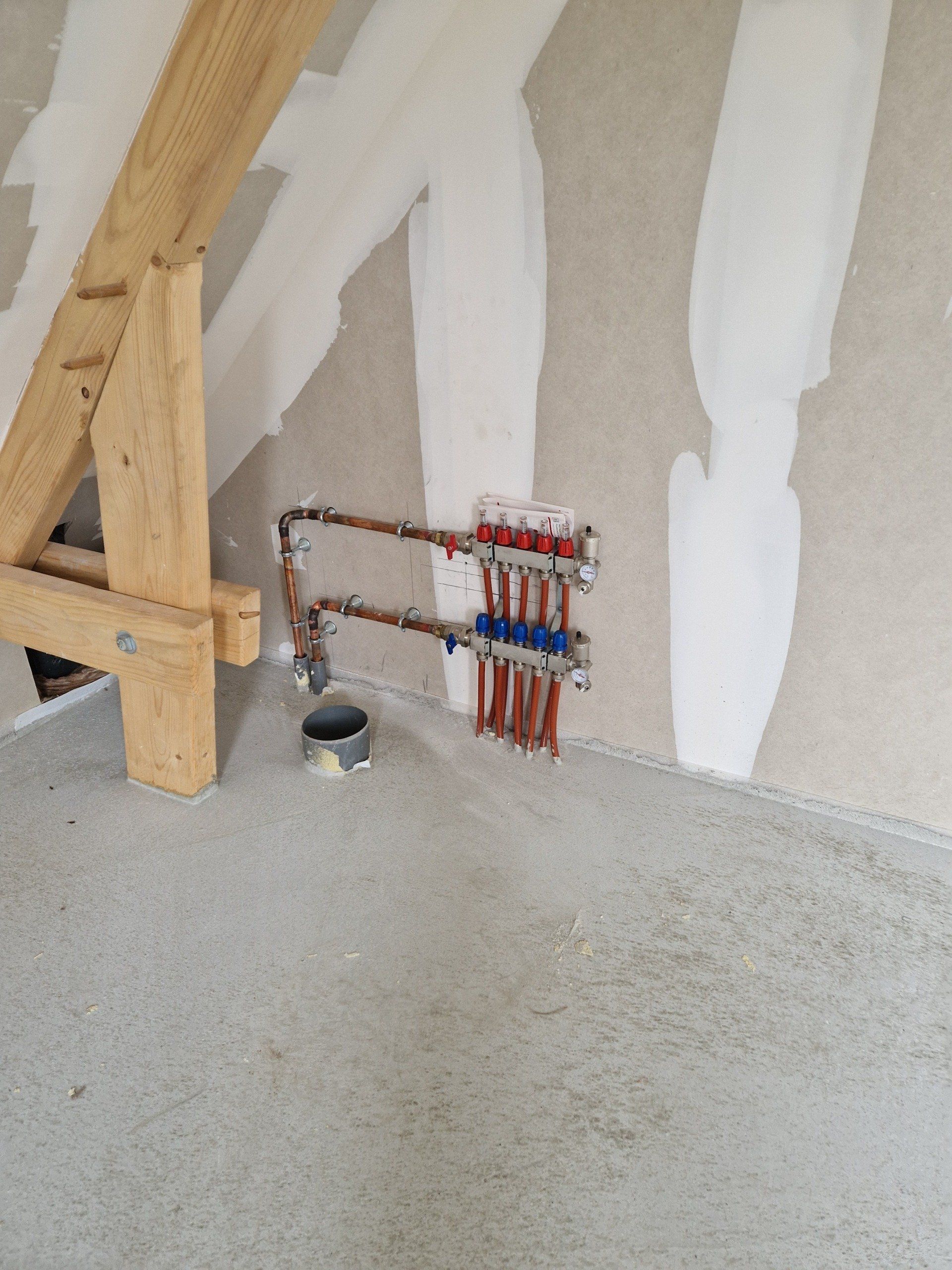 Branchement et raccordement pour le système de chauffage dans une pièce en travaux