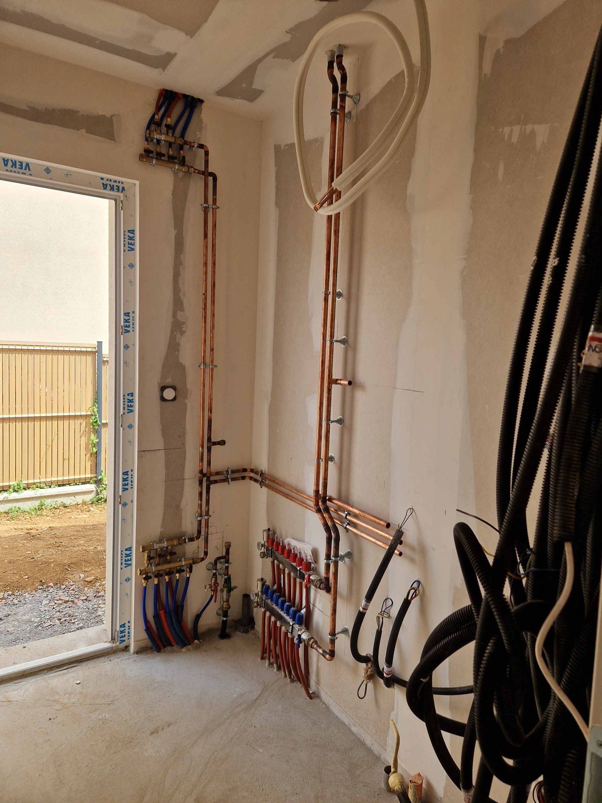 Conduits de chauffage en cuivre accrochés au mur