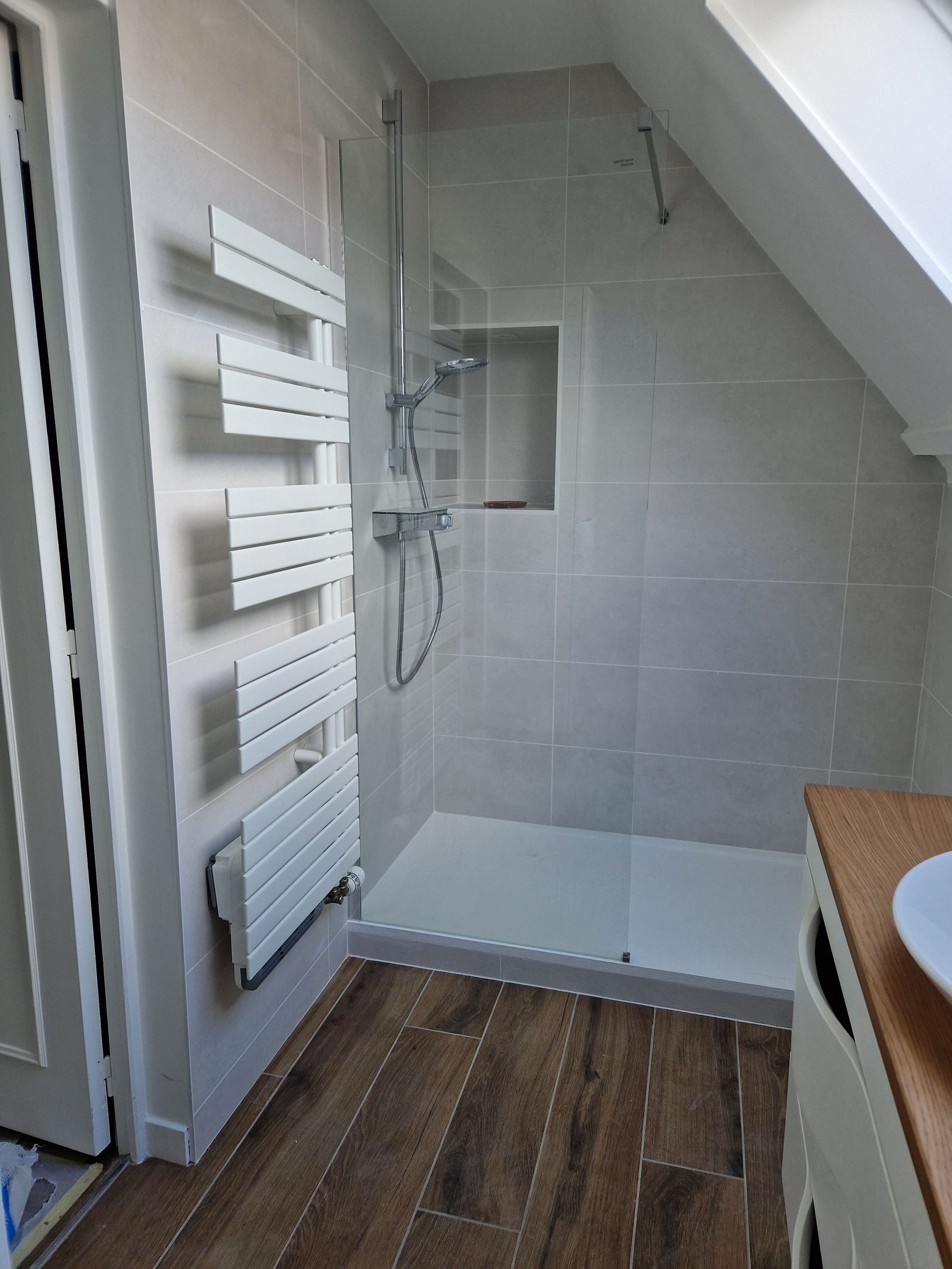 Salle de bains avec une douche à l'italienne, un sèche-serviettes