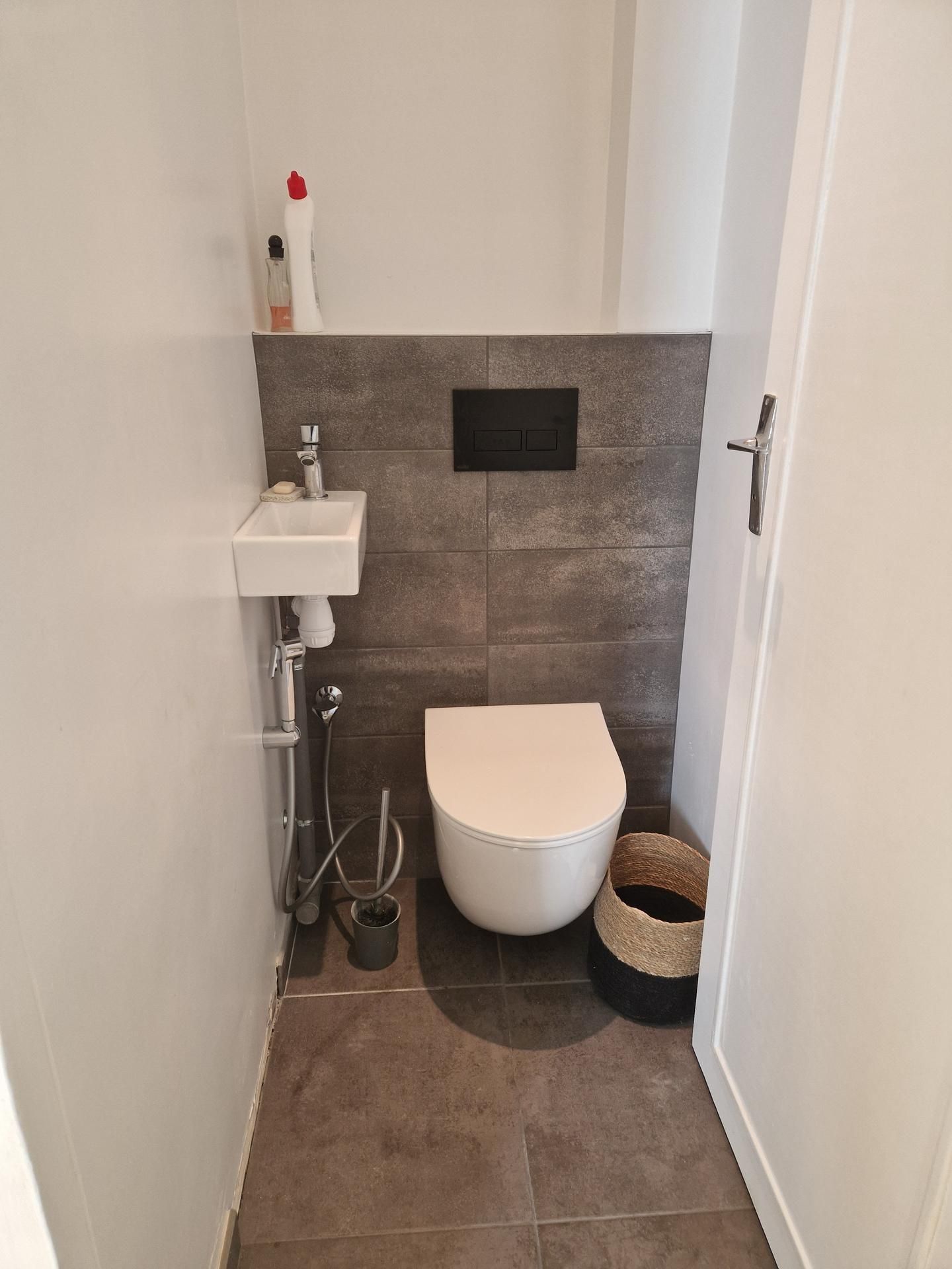 Toilettes remises à neuf avec un nouveau wc et un petit lavabo