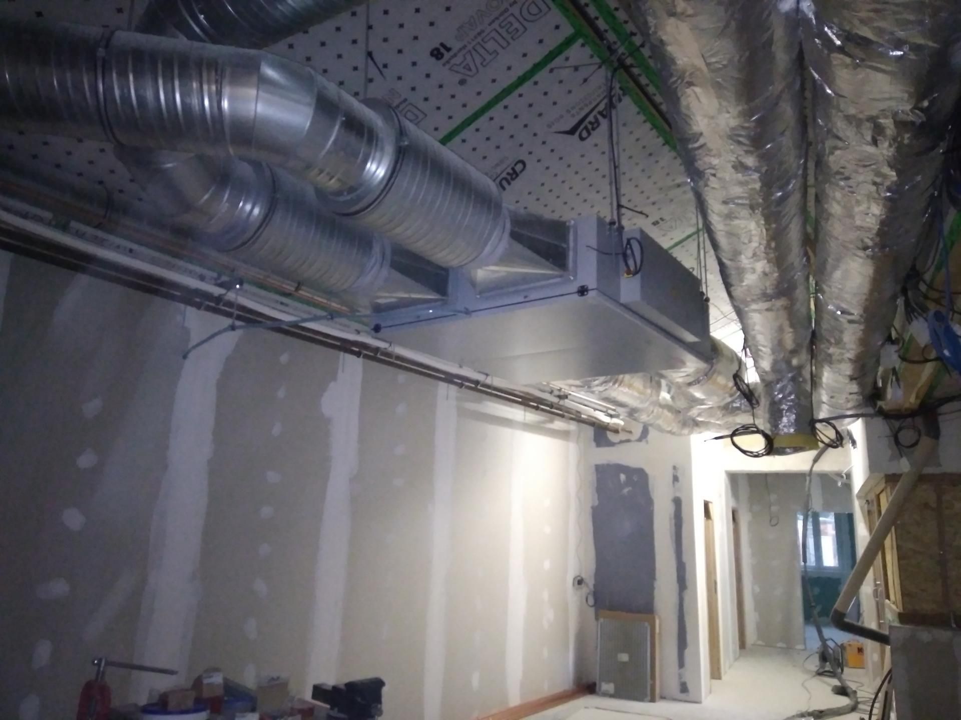 Conduits au mur pour le système de chauffage d'une grande surface