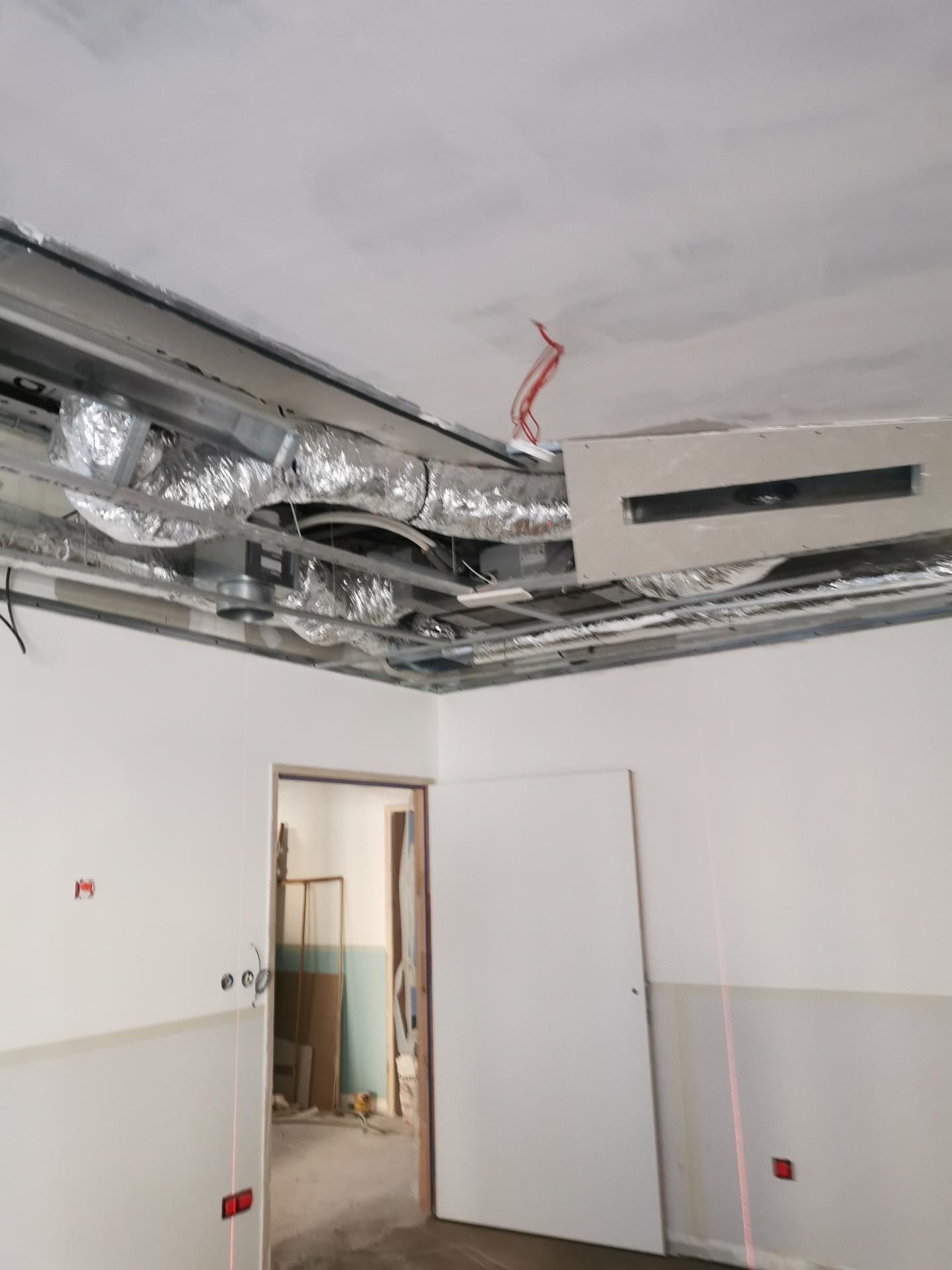 Conduits accrochés au plafond pour le système de chauffage d'une maison