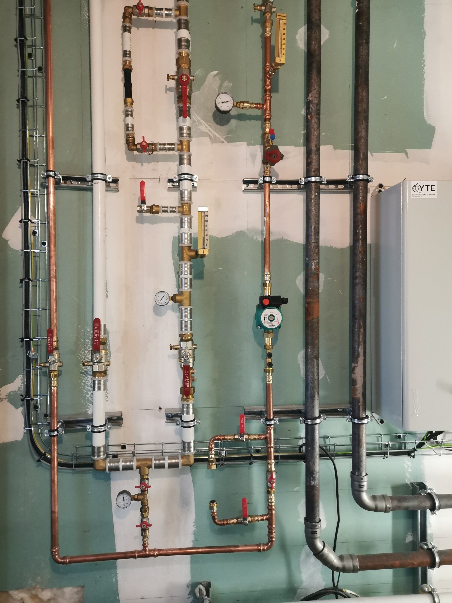 Conduits au mur pour le système de chauffage