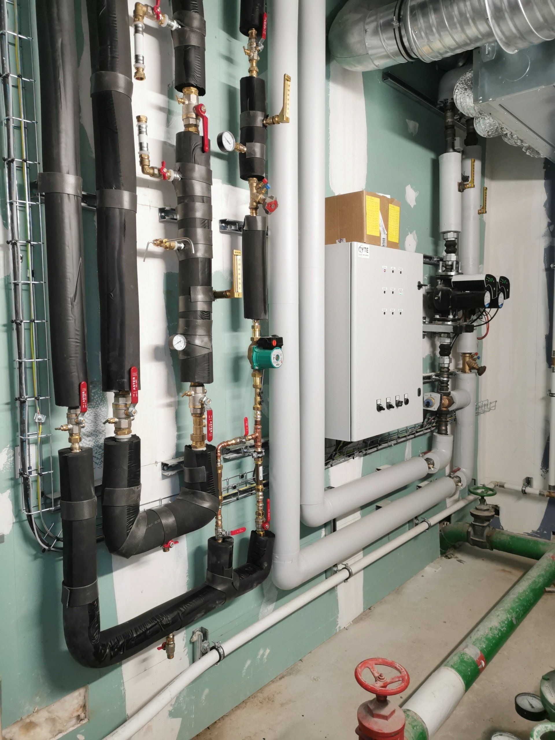 Branchements et conduits au mur pour le chauffage