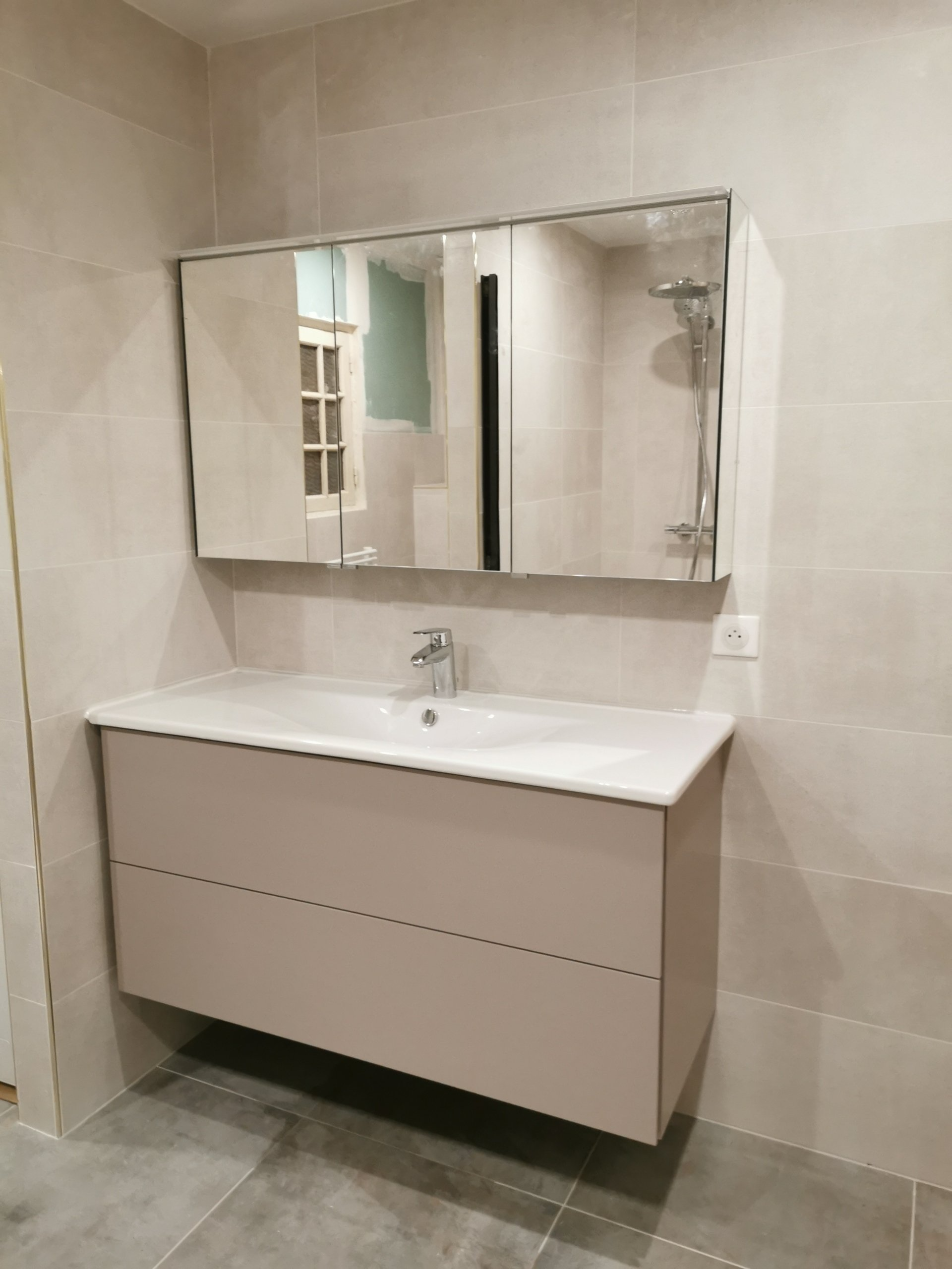 Grand lavabo sur un meuble avec des rangements en hauteur avec miroir