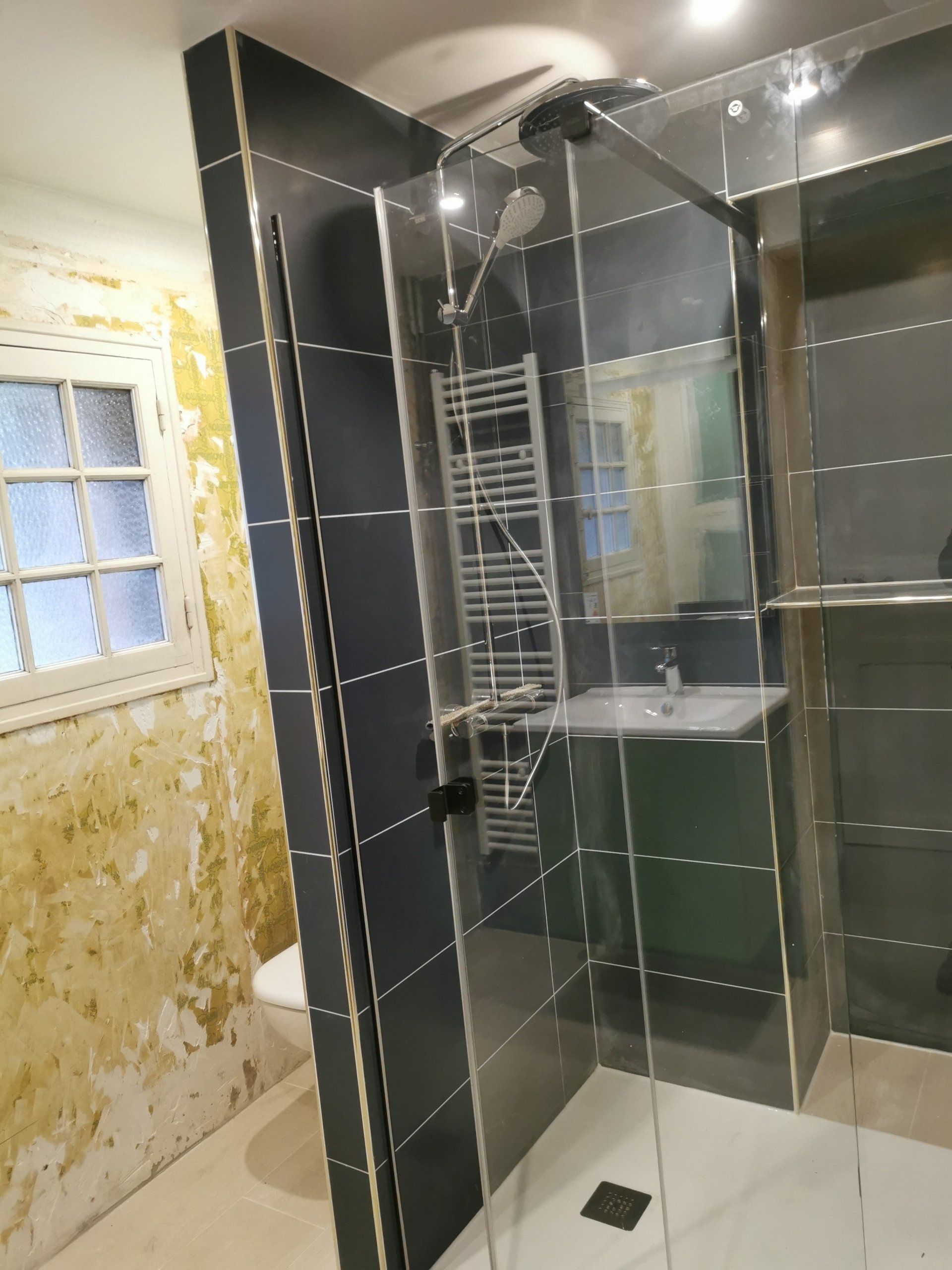 Salle de bains en cours de rénovation avec une douche à l'italienne