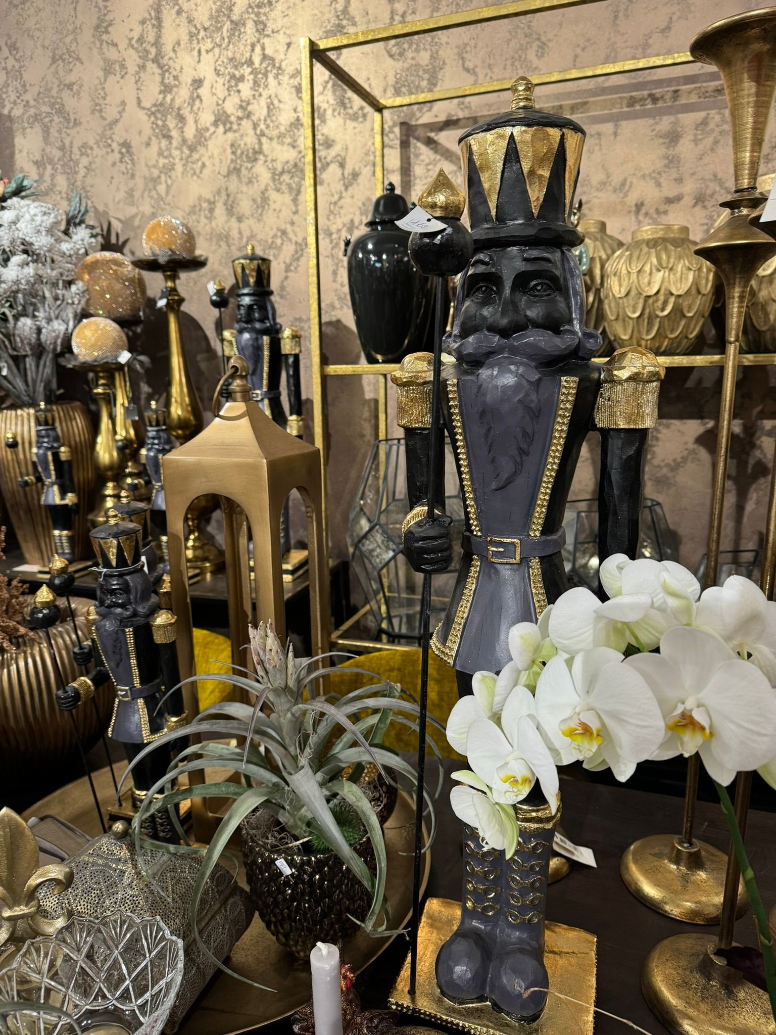 Dort steht die Statue eines Mannes mit einer Krone auf dem Kopf.