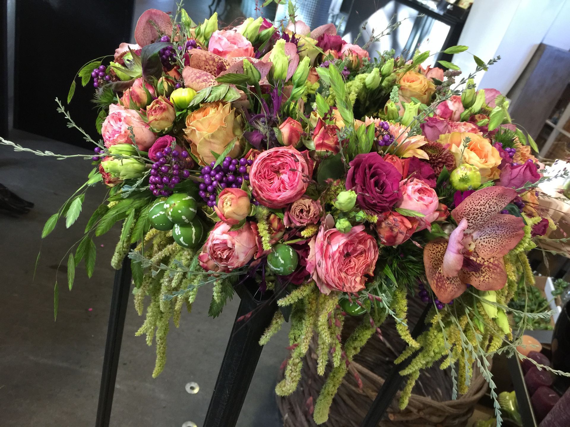 Auf einem Tisch steht ein großer Blumenstrauß.