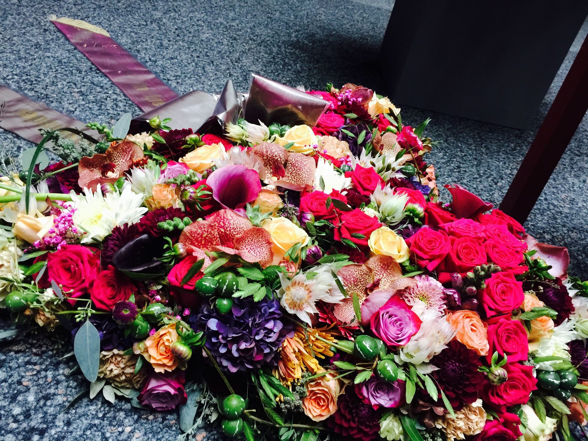 Auf dem Boden liegt ein herzförmiger Blumenstrauß.