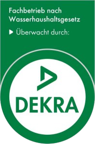 Ein grünes Schild mit der Aufschrift Dekra