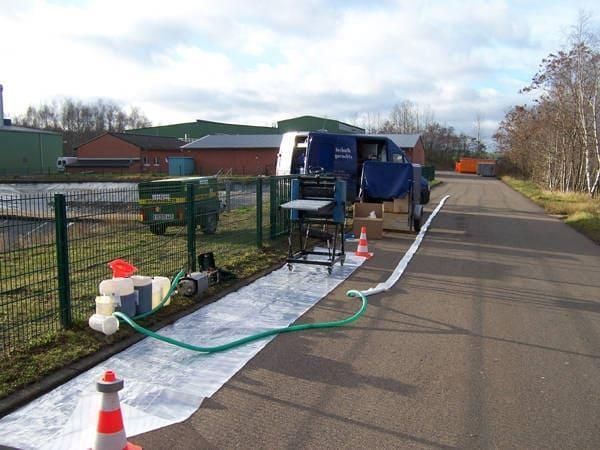 Ein blauer Lieferwagen steht am Straßenrand