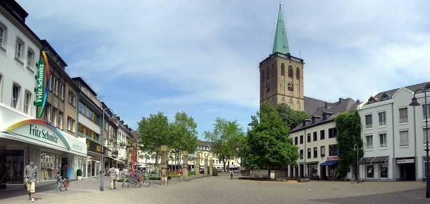 Ein großes Gebäude mit einem Regenbogenschild an der Seite